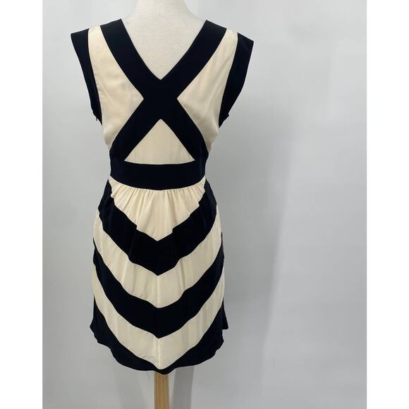 BCBGMAXAZRIA Striped Dress Silk Fit & Flare V Neck Mini Black & White Womens 8 - Picture 5 of 8